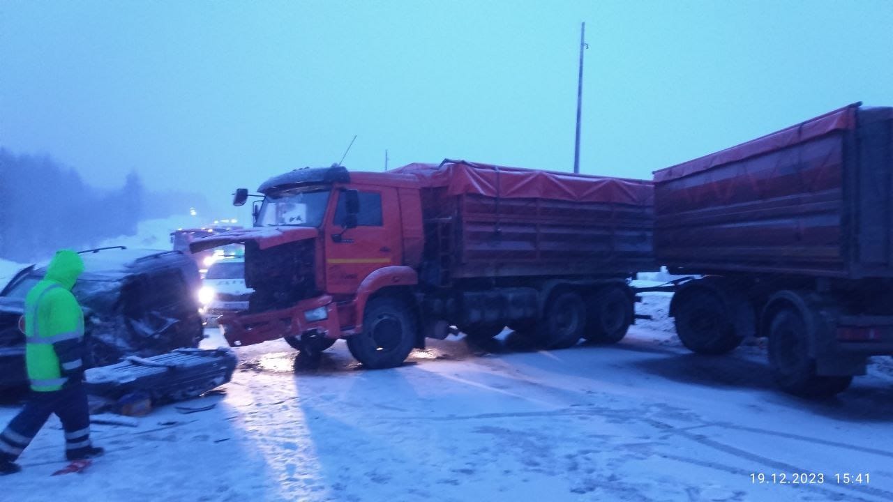 Четыре человека пострадали в аварии с «легковушкой» и КАМАЗом под Вологдой